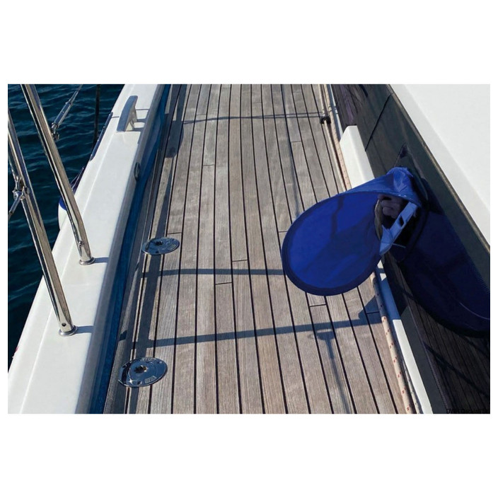 Self-supporting Wind scoop for side porthole